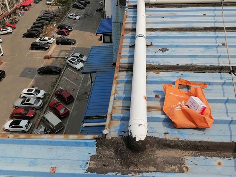 屋頂屋面修復(fù)：在漏水處找損壞的地方，進行修補，檢查屋頂材料中的裂紋或水泡。用一把美工刀在水泡的中間切開一條線。擠出或吸收水泡內(nèi)的任何水。這個地區(qū)需要完全干燥。在松散的屋面材料下涂上大量的水泥，然后壓下。檢查表面連接的區(qū)域，如煙囪或通風管。尋找嵌縫損壞，并在必要時重新填縫。