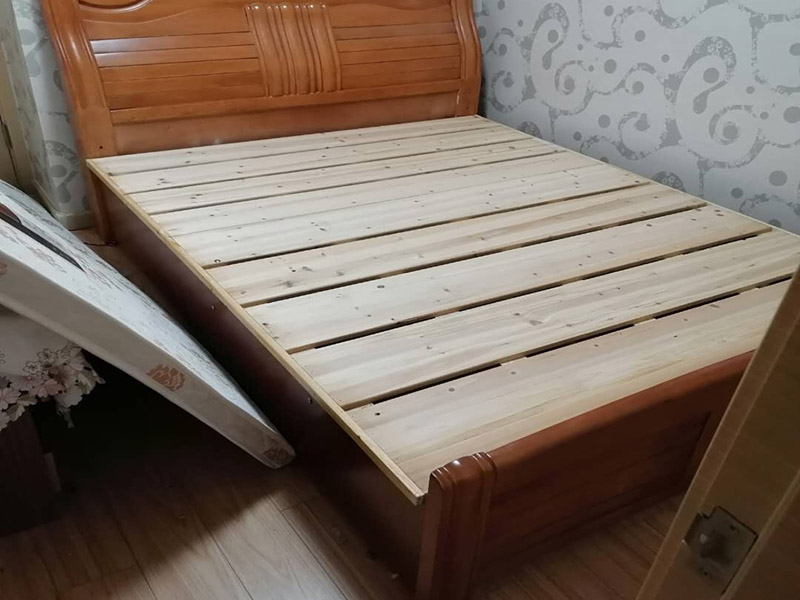 臥室木床維修： 1.表面出現(xiàn)細微擦傷 　　如果家里有小寶寶，寶寶在床上蹦跳，容易使床上的漆膜脫落，此時不需要過分責備寶寶，應該想著方法補救，比如，用色筆按實木床色調(diào)加以修補，然后在表面涂上透明的指甲油，這樣也能遮蓋脫落的色塊，起到不錯的效果。 　　2.出現(xiàn)裂縫，孔洞 　　(1)實木床如果不注意保養(yǎng)，使用時間長了，可能會出現(xiàn)裂縫，如果要修補，可以找一些沒用的舊書，把它剪成碎屑嵌入縫內(nèi)，然后再加明礬固定一下; 　　(2)也可以找相同顏色的木屑，把它嵌入裂縫，用白膠水固定好，固定時，一定要細心，不要讓白膠水滴的到處都是，比較難清理。 　　3.差色燙痕 　　很多人有喝茶或者喝咖啡的習慣，喜歡放在床沿邊上，方便飲用，時間久了會出現(xiàn)影響美觀的茶色燙痕，如果想要去掉這些丑陋的痕跡，可以使用濕布蘸著少量的濃茶，擦拭有痕跡的地方，可以有效解決這樣的問題。