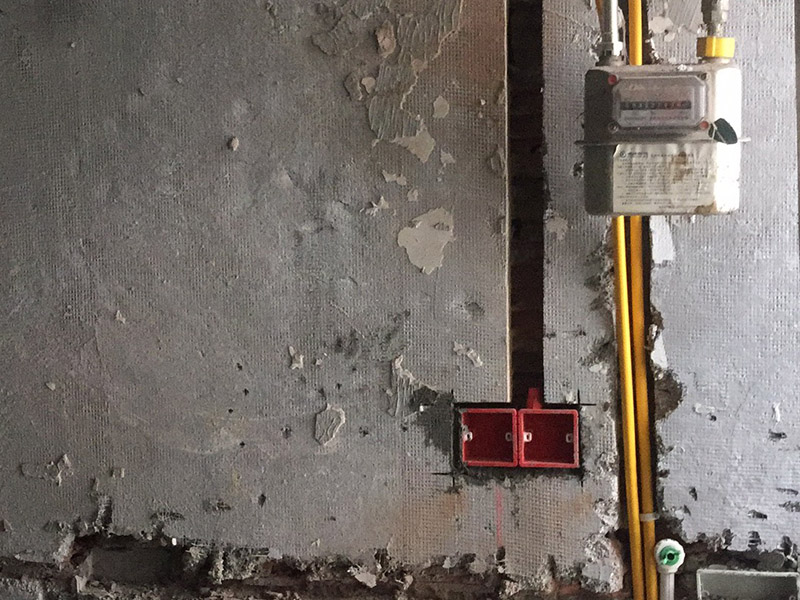 暗管布線安裝：根據(jù)需要，在墻面的合適處畫出埋穴位置，并比照接線盒大小（四周放大2&mdash;3毫米），畫出開鑿范圍框線（兩個裝蓋孔應保持水平）。以平口鑿沿柜線垂直鑿出深溝，然后從框內(nèi)向框外斜鑿去磚角，反復進行，并注意不得崩裂框線。裝正接線盒，敲去安裝孔蓋，對準線槽，并使裝蓋面稍稍伸出磚砌面，且低于粉刷面3&mdash;5毫米，再用調(diào)成膏狀的水泥粘牢。利用線管內(nèi)事先穿入的引線，將待裝電線引入線管之中。