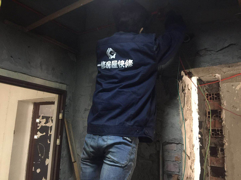 電路暗管穿線：首先把引線鐵絲頭約彈簧一半的長(zhǎng)度置彈簧內(nèi)，再用細(xì)鐵線絞緊使二者不易分離脫落即可，不論是穿引線鐵絲還是用鐵絲拉穿導(dǎo)線，過(guò)彎道都要溫柔一點(diǎn)，否則容易出麻煩，穿好鐵絲后，把待穿的導(dǎo)線集束，牢固地捆綁在鐵絲一端，慢慢拉動(dòng)鐵絲的另一端，導(dǎo)線就穿成了； 穿線的暗管彎頭，只能用專用工具把管子彎曲以擴(kuò)大轉(zhuǎn)彎半徑使穿線容易，而不可使用成品彎頭，使用成品彎頭即便預(yù)留引線都很難很難穿線而且還會(huì)在穿線過(guò)程中使導(dǎo)線絕緣受損。