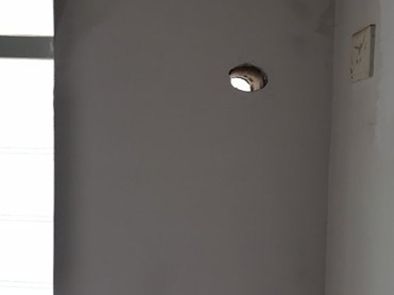 局部墻面翻新：舊墻面在翻新前一定要做墻面基底處理，粉化嚴(yán)重的要全部鏟除，鏟除后抹上一層白水泥，原來(lái)墻面過(guò)于光滑、刷過(guò)油漆的鏟除后還要做打磨處理，把粘結(jié)不牢的表皮去掉，便于新涂料和墻體粘結(jié)。 墻面底漆的作用是抗堿防潮、封固基材、保護(hù)面漆，提高面漆的質(zhì)感和遮蓋力，對(duì)于老房翻新，墻面一定要做底漆，如果沒有刷底漆就直接上面漆的話，時(shí)間一長(zhǎng)墻面容易起泡、發(fā)霉，太陽(yáng)照曬時(shí)間長(zhǎng)了也容易變色。墻面的修補(bǔ)最好是整塊墻面，或是盡可能地選擇較大面積進(jìn)行修補(bǔ)，這樣可以盡量避免產(chǎn)生色差，修補(bǔ)后的質(zhì)量也更好。