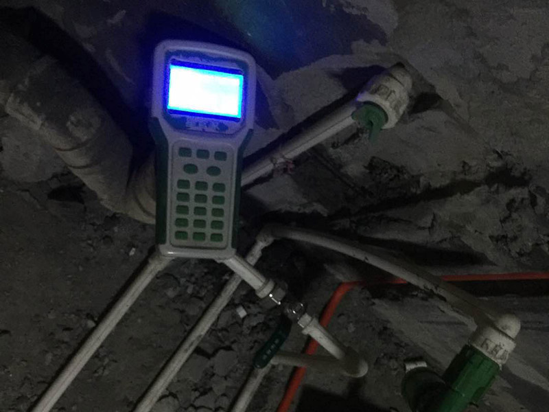 水管打壓檢測：靜水管道的壓力是不能夠低于0.80MPa，而若是管道工作壓力小于0.8MPa，那么水壓試驗(yàn)壓力應(yīng)選擇0.8MPa。并且需要注意的是，不能用氣壓試驗(yàn)代替水壓試驗(yàn)。管道水壓試驗(yàn)長度不能超過1000m，并且對于有附件的管段來說，水壓試驗(yàn)分段長度不宜大于500m。并且材質(zhì)不同，試壓是需要有所區(qū)分的。在加壓時，應(yīng)該采用帶有計(jì)量裝置的設(shè)備，并且精度不應(yīng)低于1.5級，量程范圍應(yīng)為試驗(yàn)壓力1.3~1.5倍，表盤直徑不應(yīng)小于150mm。