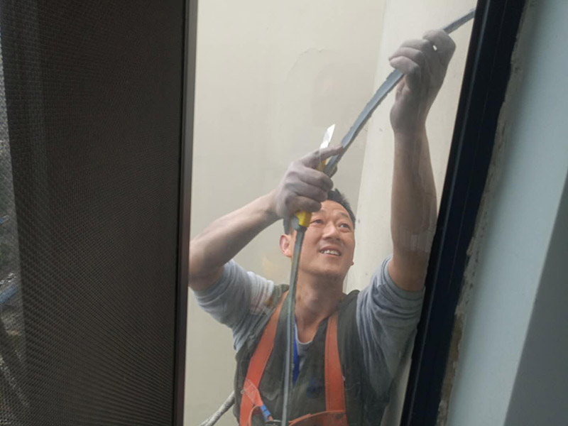 舊門窗膠清除：一般首先需要用刀片把門窗框內(nèi)側(cè)的密封膠等切開，門窗如果是采用膨脹螺栓與墻體連接的，可直接用螺絲刀把膨脹螺栓取下;如果脹栓生銹，則可用沖擊鉆將其打碎;而如果是采用連接片連接的則直接使用沖擊鉆即可;如果窗框難以取下，則需用鋼鋸將靠墻的框中部鋸開取下。門窗拆除時(shí)，需要避免用大錘猛砸拆除的情況，防止對(duì)墻體結(jié)構(gòu)造成破壞。如果對(duì)原有建筑墻體造成破壞，還需要進(jìn)行修復(fù)，會(huì)大大增加施工成本。