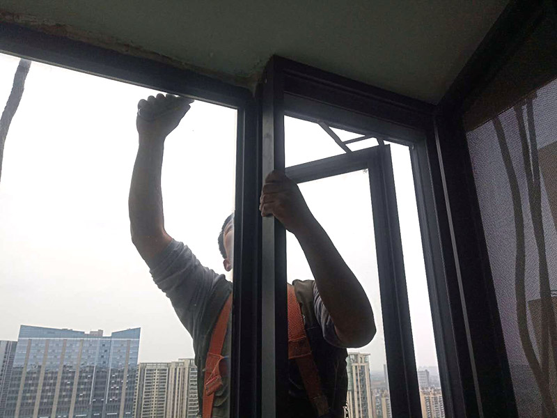 舊門窗膠清除：一般首先需要用刀片把門窗框內(nèi)側(cè)的密封膠等切開，門窗如果是采用膨脹螺栓與墻體連接的，可直接用螺絲刀把膨脹螺栓取下;如果脹栓生銹，則可用沖擊鉆將其打碎;而如果是采用連接片連接的則直接使用沖擊鉆即可;如果窗框難以取下，則需用鋼鋸將靠墻的框中部鋸開取下。門窗拆除時(shí)，需要避免用大錘猛砸拆除的情況，防止對(duì)墻體結(jié)構(gòu)造成破壞。如果對(duì)原有建筑墻體造成破壞，還需要進(jìn)行修復(fù)，會(huì)大大增加施工成本。