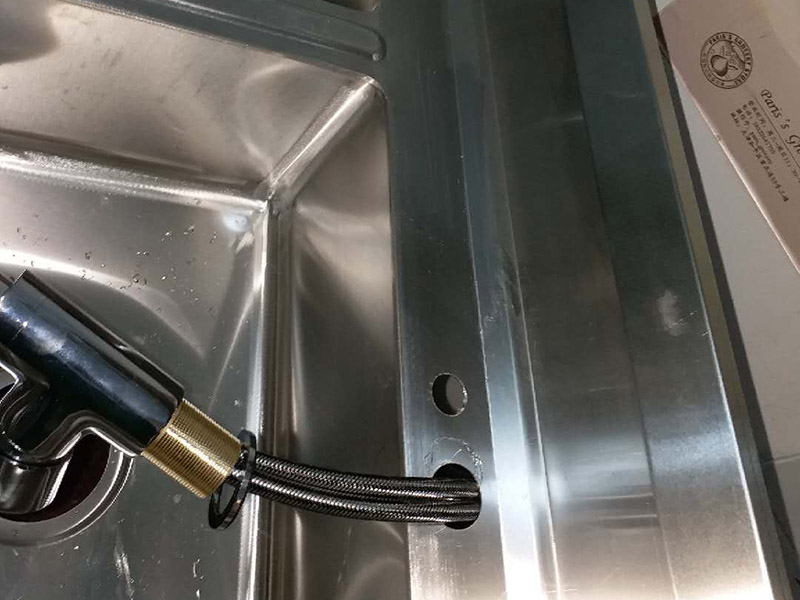 廚房水槽龍頭更換：1、我們都知道，廚房的水龍頭的下方一般都是有一個總的開關(guān)的，在更換之前可以先把總的開關(guān)關(guān)閉，如果，廚房水龍頭的下方?jīng)]有總的開關(guān)，則需要到外面或者是陽臺水塔把總的開關(guān)關(guān)閉?？偟膩碚f第一步就是關(guān)閉總開關(guān)，切斷水源。 2、關(guān)閉水源開關(guān)之后，請到注水管往上找到水龍頭的水管的接口處，需要捏住水管上方的金屬接頭，用力往左右旋轉(zhuǎn)幾下，把原來舊的水龍頭拆下來。 3、水管拆下來之后放在一旁，這是你會發(fā)現(xiàn)，這些水管的接頭處跟管壁都是很臟的，五金店里面也有這樣的管子，可以把原來的舊的管子換掉。因?yàn)樵瓉淼墓茏訒r間長了，會風(fēng)化，漏水等等，所以趁著換水龍頭之際，也可以把他們換一下。 4、將水管拆掉之后，請用手握住這個歌水龍頭，再往左右旋轉(zhuǎn)，把水龍頭扭松。 5、把水龍頭扭松之后，就可以輕易的把水龍頭下方的塑料旋鈕拆下來。然后就可以把整個水龍頭都拆下來了。 6、把新的水龍頭直接裝上去就可以了，然后打開總的開關(guān)進(jìn)行測試其使用情況。