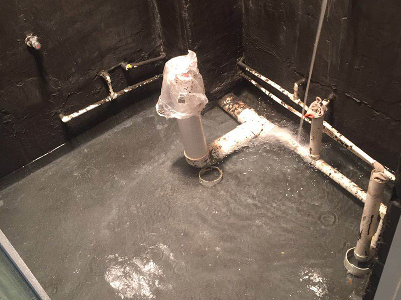 衛(wèi)生間閉水試驗：堵：將地面所有排水口（地漏、豎管等）全部堵住，如果衛(wèi)生間地面太高，應(yīng)該在門口砌一個水泥臺，防止水外流。 注：向衛(wèi)生間內(nèi)注水，注水高度不低于20mm（一般不超過40mm）&mdash;&mdash;衛(wèi)生間地面是有坡度的，這里的高度，應(yīng)該在坡度最高的地方測量。 如果墻面也做了防水，在注水的過程中，應(yīng)該同時向墻壁上淋水。 注水后，保持24~48小時。