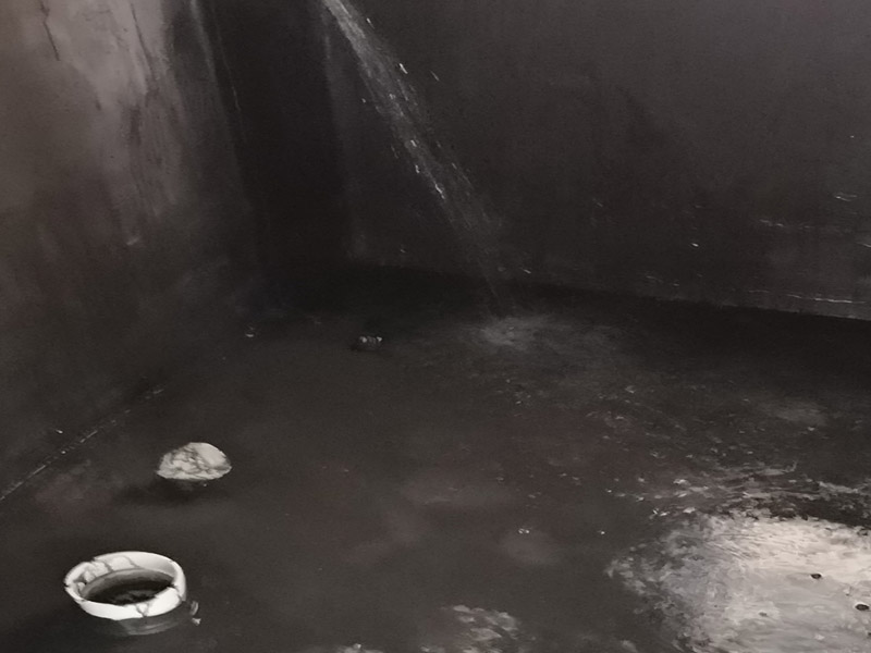 衛(wèi)生間閉水試驗：堵：將地面所有排水口（地漏、豎管等）全部堵住，如果衛(wèi)生間地面太高，應(yīng)該在門口砌一個水泥臺，防止水外流。 注：向衛(wèi)生間內(nèi)注水，注水高度不低于20mm（一般不超過40mm）&mdash;&mdash;衛(wèi)生間地面是有坡度的，這里的高度，應(yīng)該在坡度最高的地方測量。 如果墻面也做了防水，在注水的過程中，應(yīng)該同時向墻壁上淋水。 注水后，保持24~48小時。