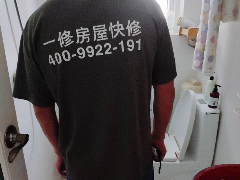 浴室柜維修：1、安裝前，檢查零配件是否齊全。 2、安裝三角閥，確保冷熱進水管保持齊平。 3、測量距離，安裝下水管。涂抹膠水要均勻，確保管與管間連接緊密。 4、安裝柜角，看所有角是否在同一水平。裝好后可做適當?shù)恼{整。 5、將浴室柜靠墻放好?？催M出水管位置是否得當，不合適時需做一定改動。 6、安裝臺盆的龍頭。龍頭最好與浴室柜配套購買，這樣出水角度較為適合。 7、用螺母固定臺盆龍頭。固定時一只手要扶好龍頭，以免裝好后位置偏離。 8、將裝好龍頭的臺盆放在浴室柜上，調整位置到最佳為止。