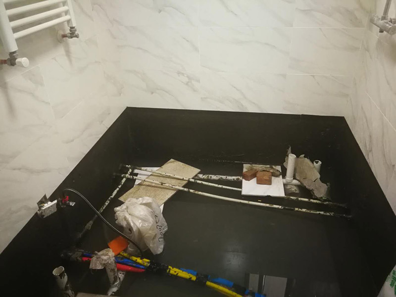 衛(wèi)生間改造裝修：因為是二次裝修，所以在裝修前，首先需要的就是敲掉之前裝修的地瓷磚，才可以使用自己選購好的地瓷磚進行鋪貼，在這里需要提醒的是，在敲碎原有的瓷磚時，一定要多加注意，不要敲到下水道水管了，衛(wèi)生間的下水道通常都是有多個的，一不小心就很容易被敲打到。還要特點注意的是，一定要避免碎掉的瓷磚進入下水道內(nèi)，不然就會擁堵，這是很難解決的一件大難題哦。改造的時候盡量不要破壞原有的防水層，如果發(fā)現(xiàn)有漏洞的現(xiàn)象，應(yīng)立即進行修補工作，避免留下防水隱患。