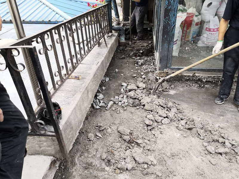 露臺陽臺地面防水改造：首先為陽臺封裝防水，由于是防水工作的第一道防線，因此是千萬不可馬虎的，在做陽臺封裝時，在選材方面就需要選擇防水防潮的材料，在施工過程中應注意做好密閉，若沒有做好封裝的話，陽臺的防水將會大打折扣。 陽臺地面防水的做法與衛(wèi)生間做防水的做法差不多，都是從找平基層開始，再到涂上防水層、鋪上防水材料，最后對地面進行檢驗，鋪設地面等。這里需要注意的是，陽臺的防水層完成之后一定要與室內地面具有一定的高度差，最好低于室內地面2-3cm的高度。 最后需要對陽臺進行排水工程工作，在安裝陽臺排水管道時不要有太多的彎道，否則容易導致排水不便，地漏一定要順暢。