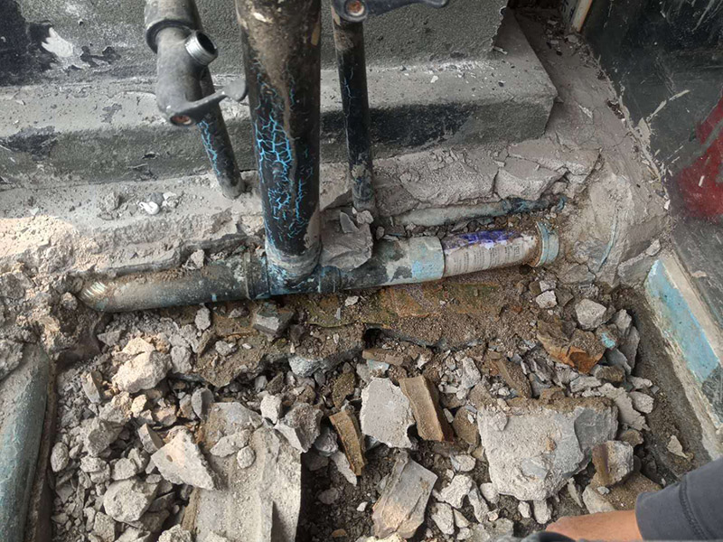 露臺陽臺地面防水改造：首先為陽臺封裝防水，由于是防水工作的第一道防線，因此是千萬不可馬虎的，在做陽臺封裝時，在選材方面就需要選擇防水防潮的材料，在施工過程中應注意做好密閉，若沒有做好封裝的話，陽臺的防水將會大打折扣。 陽臺地面防水的做法與衛(wèi)生間做防水的做法差不多，都是從找平基層開始，再到涂上防水層、鋪上防水材料，最后對地面進行檢驗，鋪設地面等。這里需要注意的是，陽臺的防水層完成之后一定要與室內地面具有一定的高度差，最好低于室內地面2-3cm的高度。 最后需要對陽臺進行排水工程工作，在安裝陽臺排水管道時不要有太多的彎道，否則容易導致排水不便，地漏一定要順暢。