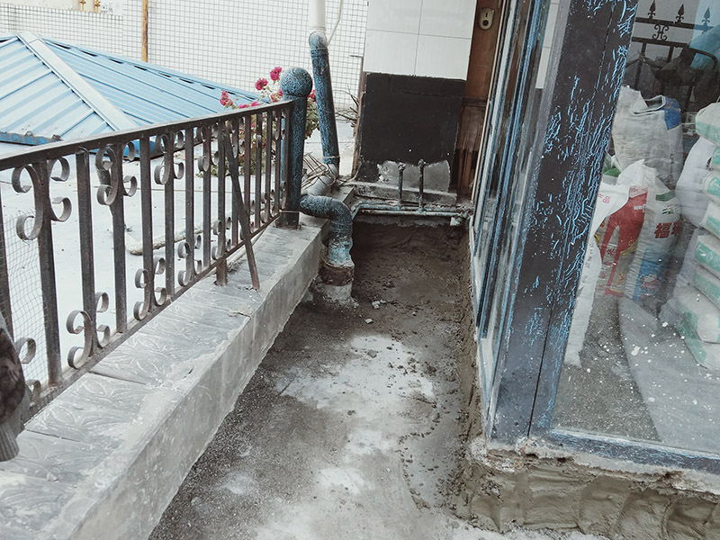 露臺陽臺地面防水改造：首先為陽臺封裝防水，由于是防水工作的第一道防線，因此是千萬不可馬虎的，在做陽臺封裝時，在選材方面就需要選擇防水防潮的材料，在施工過程中應注意做好密閉，若沒有做好封裝的話，陽臺的防水將會大打折扣。 陽臺地面防水的做法與衛(wèi)生間做防水的做法差不多，都是從找平基層開始，再到涂上防水層、鋪上防水材料，最后對地面進行檢驗，鋪設地面等。這里需要注意的是，陽臺的防水層完成之后一定要與室內地面具有一定的高度差，最好低于室內地面2-3cm的高度。 最后需要對陽臺進行排水工程工作，在安裝陽臺排水管道時不要有太多的彎道，否則容易導致排水不便，地漏一定要順暢。