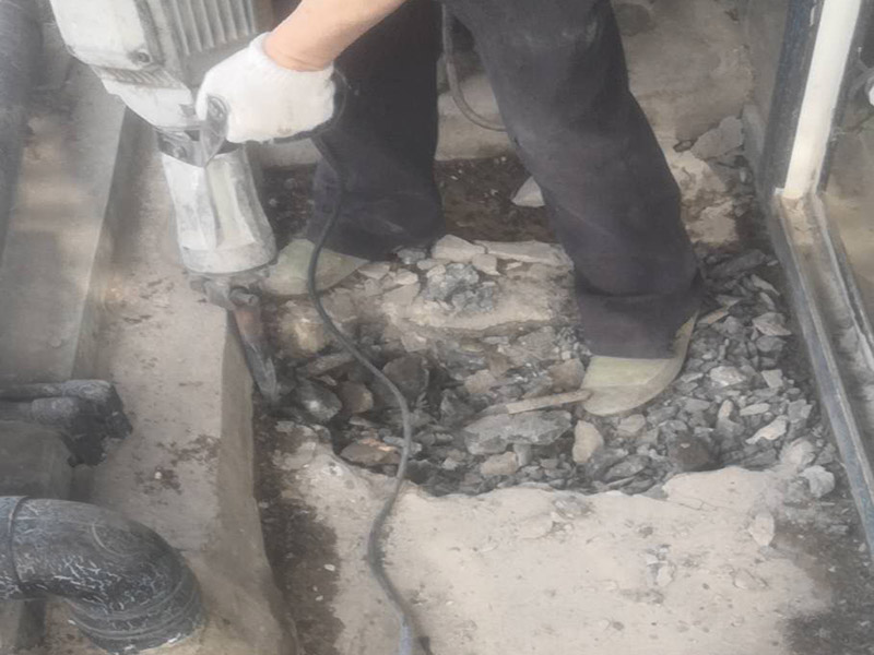 地磚拆除翻新：首先我們應查看原有磚的現(xiàn)狀，若出現(xiàn)局部破損、出現(xiàn)多處發(fā)出咚咚聲或掉落、嚴重污跡，針對這樣的情況我們必須拆除更換，因為簡單的去修補達不到好的效果了，因為如果你只想換其中的幾塊磚，很難選到顏色、型號和款式一致的地磚。 瓷質(zhì)磚表面處理劑和粘結劑，這些材料可直接涂刷于舊磚面上，接著直接鋪上新磚即可，節(jié)省了時間和精力，無論為何種瓷磚，都可以直接在舊瓷磚上直接貼新磚。但是若有重起鼓或損壞的瓷磚需鏟除，然后用表面處理劑修補，最后用瓷磚粘結劑粘貼新瓷磚即可。