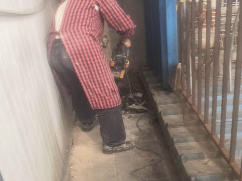 地磚拆除翻新：首先我們應查看原有磚的現(xiàn)狀，若出現(xiàn)局部破損、出現(xiàn)多處發(fā)出咚咚聲或掉落、嚴重污跡，針對這樣的情況我們必須拆除更換，因為簡單的去修補達不到好的效果了，因為如果你只想換其中的幾塊磚，很難選到顏色、型號和款式一致的地磚。 瓷質(zhì)磚表面處理劑和粘結劑，這些材料可直接涂刷于舊磚面上，接著直接鋪上新磚即可，節(jié)省了時間和精力，無論為何種瓷磚，都可以直接在舊瓷磚上直接貼新磚。但是若有重起鼓或損壞的瓷磚需鏟除，然后用表面處理劑修補，最后用瓷磚粘結劑粘貼新瓷磚即可。