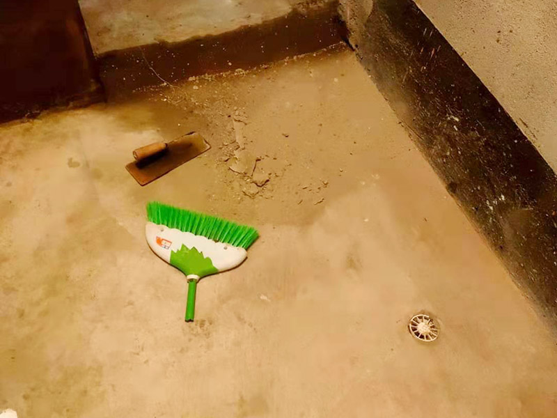 衛(wèi)生間局部翻新：衛(wèi)生間改造中水電的改造尤為重要且需要最早開始著手，由于會涉及到浴霸采暖、燈光的線路走向、水管的入墻等問題，所以在改造之前需制定一個詳細(xì)的水電走向設(shè)計(jì)，從而提高安全質(zhì)量以及滿足裝修業(yè)主們生活的需要。其次就是需要對其做相應(yīng)的防水處理。因?yàn)樵谌粘５募彝ブ?，衛(wèi)生間的水是處處可見的，非常潮濕。衛(wèi)生間內(nèi)的防水涂料是由地面延伸到墻面的，涂刷過程中精良的保證厚度均勻。還需要處理好地面和墻面交界處的各類管件的涂刷。待防水處理完全確定后，等待地面干透就可以做后續(xù)的工程了。這里要著重提醒，衛(wèi)生間下水口位置的防水要特別處理好，保證今后的檢查與維修。