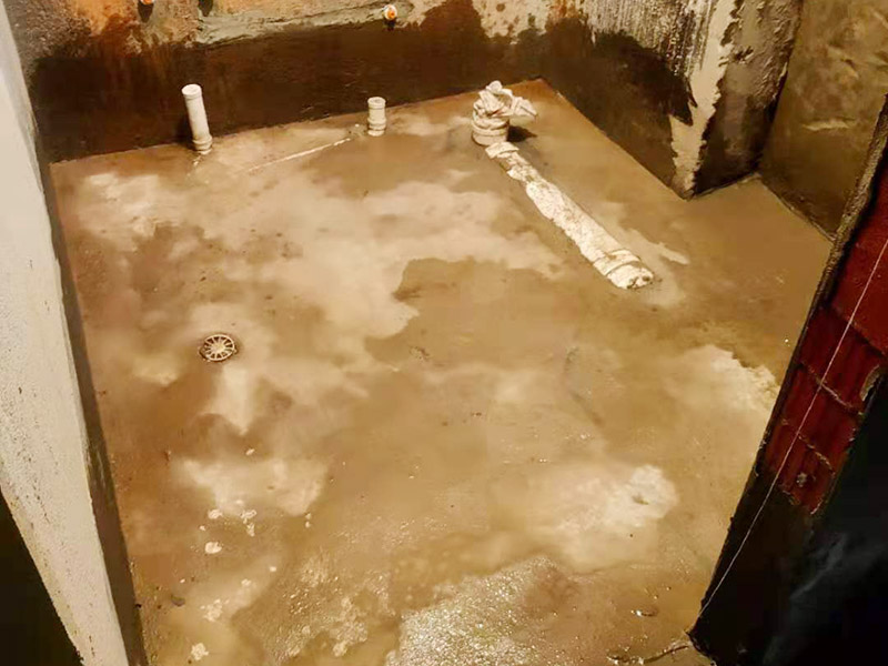 衛(wèi)生間局部翻新：衛(wèi)生間改造中水電的改造尤為重要且需要最早開始著手，由于會涉及到浴霸采暖、燈光的線路走向、水管的入墻等問題，所以在改造之前需制定一個詳細(xì)的水電走向設(shè)計(jì)，從而提高安全質(zhì)量以及滿足裝修業(yè)主們生活的需要。其次就是需要對其做相應(yīng)的防水處理。因?yàn)樵谌粘５募彝ブ?，衛(wèi)生間的水是處處可見的，非常潮濕。衛(wèi)生間內(nèi)的防水涂料是由地面延伸到墻面的，涂刷過程中精良的保證厚度均勻。還需要處理好地面和墻面交界處的各類管件的涂刷。待防水處理完全確定后，等待地面干透就可以做后續(xù)的工程了。這里要著重提醒，衛(wèi)生間下水口位置的防水要特別處理好，保證今后的檢查與維修。