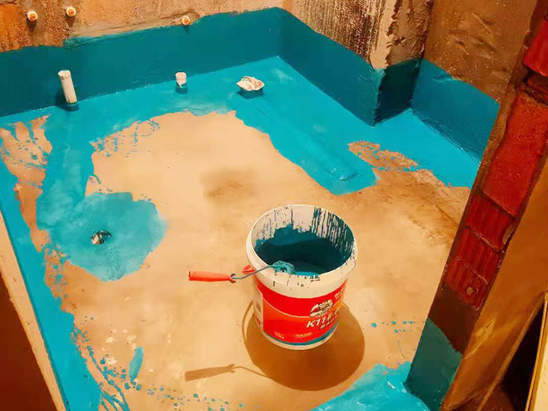 衛(wèi)生間局部翻新：衛(wèi)生間改造中水電的改造尤為重要且需要最早開始著手，由于會涉及到浴霸采暖、燈光的線路走向、水管的入墻等問題，所以在改造之前需制定一個詳細(xì)的水電走向設(shè)計(jì)，從而提高安全質(zhì)量以及滿足裝修業(yè)主們生活的需要。其次就是需要對其做相應(yīng)的防水處理。因?yàn)樵谌粘５募彝ブ校l(wèi)生間的水是處處可見的，非常潮濕。衛(wèi)生間內(nèi)的防水涂料是由地面延伸到墻面的，涂刷過程中精良的保證厚度均勻。還需要處理好地面和墻面交界處的各類管件的涂刷。待防水處理完全確定后，等待地面干透就可以做后續(xù)的工程了。這里要著重提醒，衛(wèi)生間下水口位置的防水要特別處理好，保證今后的檢查與維修。