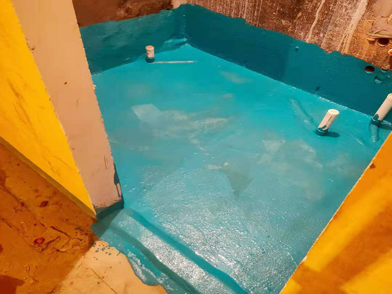 衛(wèi)生間局部翻新：衛(wèi)生間改造中水電的改造尤為重要且需要最早開始著手，由于會涉及到浴霸采暖、燈光的線路走向、水管的入墻等問題，所以在改造之前需制定一個詳細(xì)的水電走向設(shè)計(jì)，從而提高安全質(zhì)量以及滿足裝修業(yè)主們生活的需要。其次就是需要對其做相應(yīng)的防水處理。因?yàn)樵谌粘５募彝ブ校l(wèi)生間的水是處處可見的，非常潮濕。衛(wèi)生間內(nèi)的防水涂料是由地面延伸到墻面的，涂刷過程中精良的保證厚度均勻。還需要處理好地面和墻面交界處的各類管件的涂刷。待防水處理完全確定后，等待地面干透就可以做后續(xù)的工程了。這里要著重提醒，衛(wèi)生間下水口位置的防水要特別處理好，保證今后的檢查與維修。