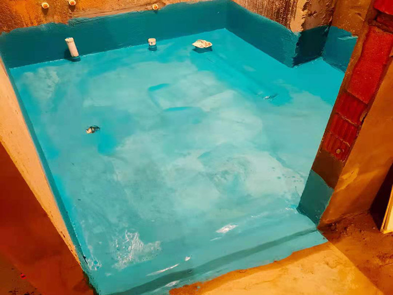 衛(wèi)生間局部翻新：衛(wèi)生間改造中水電的改造尤為重要且需要最早開始著手，由于會涉及到浴霸采暖、燈光的線路走向、水管的入墻等問題，所以在改造之前需制定一個詳細(xì)的水電走向設(shè)計(jì)，從而提高安全質(zhì)量以及滿足裝修業(yè)主們生活的需要。其次就是需要對其做相應(yīng)的防水處理。因?yàn)樵谌粘５募彝ブ?，衛(wèi)生間的水是處處可見的，非常潮濕。衛(wèi)生間內(nèi)的防水涂料是由地面延伸到墻面的，涂刷過程中精良的保證厚度均勻。還需要處理好地面和墻面交界處的各類管件的涂刷。待防水處理完全確定后，等待地面干透就可以做后續(xù)的工程了。這里要著重提醒，衛(wèi)生間下水口位置的防水要特別處理好，保證今后的檢查與維修。