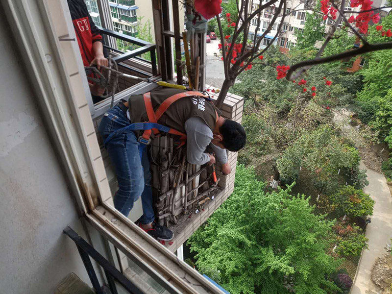 陽(yáng)臺(tái)植物拆除:將陽(yáng)臺(tái)和客廳打通。很多人想擴(kuò)大自家客廳面積，改善采光情況，因此就選擇打通陽(yáng)臺(tái)和客廳，這并不是完全不行的，但是要考慮戶(hù)型的實(shí)際情況。有的戶(hù)型陽(yáng)臺(tái)的墻是用來(lái)抗震的，如果拆掉，短期看不出問(wèn)題，但是長(zhǎng)期使用必然會(huì)影響房子的承載能力，遇到嚴(yán)重災(zāi)禍的時(shí)候，就完全無(wú)法抵抗了。