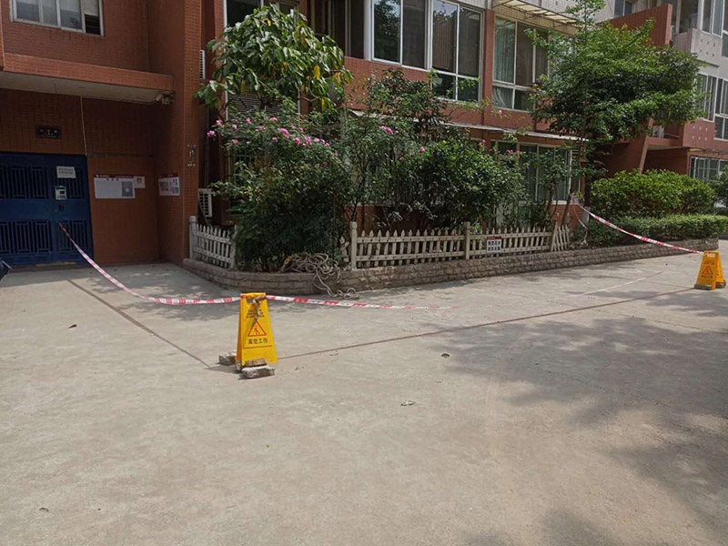 陽(yáng)臺(tái)植物拆除:將陽(yáng)臺(tái)和客廳打通。很多人想擴(kuò)大自家客廳面積，改善采光情況，因此就選擇打通陽(yáng)臺(tái)和客廳，這并不是完全不行的，但是要考慮戶(hù)型的實(shí)際情況。有的戶(hù)型陽(yáng)臺(tái)的墻是用來(lái)抗震的，如果拆掉，短期看不出問(wèn)題，但是長(zhǎng)期使用必然會(huì)影響房子的承載能力，遇到嚴(yán)重災(zāi)禍的時(shí)候，就完全無(wú)法抵抗了。