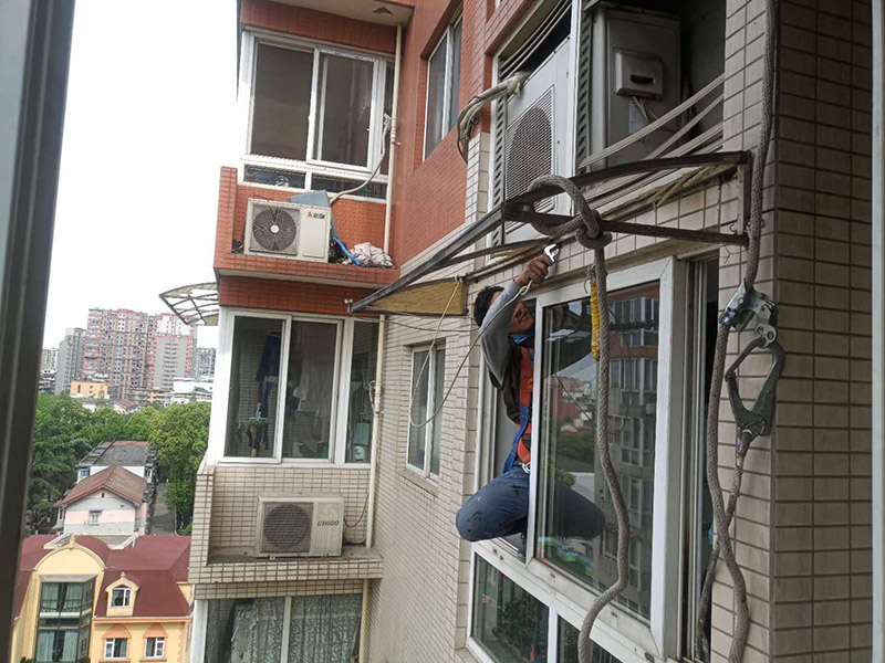 雨棚拆除：如果僅僅是在一層，作為進戶雨篷，則不計算：1.雨篷結(jié)構(gòu)的外邊線至外墻結(jié)構(gòu)外邊線的寬度超過2.10m者，應(yīng)按雨篷結(jié)構(gòu)板的水平投影面積的1／2計算。 2.建筑物的陽臺均應(yīng)按其水平投影面積的1／2計算。 3.有永久性頂蓋無圍護結(jié)構(gòu)的車棚、貨棚、站臺、加油站、收費站等，應(yīng)按其頂蓋水平投影面積的1／2計算。 4.有永久性頂蓋的室外樓梯，應(yīng)按建筑物自然層的水平投影面積的1／2計算。