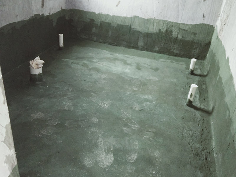 廁所刷防水：施工前確保工地干凈、干燥，防水涂料要涂滿，無(wú)遺漏，與基層結(jié)合牢固，無(wú)裂紋，無(wú)氣泡，無(wú)脫落現(xiàn)象。涂刷高度一致，厚度要達(dá)到產(chǎn)品規(guī)定要求。注意第一、第二遍防水涂料間需要有一定時(shí)間間隔，待第一遍涂料干透后才能進(jìn)行第二遍，具體時(shí)間視涂料而定。間隔時(shí)間太短，防水的效果會(huì)大打折扣。閉水試驗(yàn)時(shí)，地面最高點(diǎn)的水不能低于2厘米，保存至少24小時(shí)，觀察無(wú)滲漏現(xiàn)象后方算合格。如有滲漏，需重做，且莫不能疏忽大意。