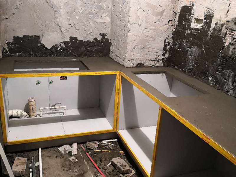 廚房櫥柜安裝：一般師傅進(jìn)場(chǎng)會(huì)先對(duì)廚房進(jìn)行初步的，打掃清理堆放的垃圾等物品方便施工。認(rèn)證負(fù)責(zé)的師傅還會(huì)用抹布等擦拭地柜吊柜遮擋部分的瓷磚（也可以安裝擺放時(shí)候同步進(jìn)行）。然后拆包裝分出中臺(tái)板門板等分類擺放，會(huì)把拆開的包裝紙板鋪放在要地面，在上面組裝柜體不會(huì)劃傷瓷磚及柜體。吊柜地柜組裝完畢就可以按照?qǐng)D紙擺放地柜，如果是L型或者U型，要先確定兩邊的柜子位置，最后用轉(zhuǎn)角柜來(lái)調(diào)整距離，因?yàn)樵O(shè)計(jì)師在設(shè)計(jì)時(shí)會(huì)對(duì)轉(zhuǎn)角柜和墻面尺寸做預(yù)留，轉(zhuǎn)角柜上面的調(diào)整板就是用來(lái)調(diào)整誤差尺寸的。擺放好就可以調(diào)整水平了，現(xiàn)在使用水平儀來(lái)調(diào)整居多，個(gè)人覺得水平尺更好的調(diào)整，水平儀更方便快捷。調(diào)整好就可以調(diào)整柜子位置開關(guān)插座開孔，連接柜體后就可以安裝吊柜了，安裝吊柜如果有高柜和臺(tái)上柜盡量高度一樣，個(gè)別情況出外。吊柜高度按照客戶身高及使用習(xí)慣來(lái)確定。