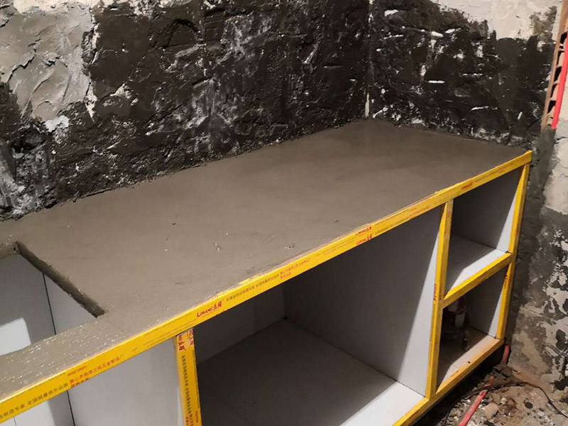 廚房櫥柜安裝：一般師傅進(jìn)場(chǎng)會(huì)先對(duì)廚房進(jìn)行初步的，打掃清理堆放的垃圾等物品方便施工。認(rèn)證負(fù)責(zé)的師傅還會(huì)用抹布等擦拭地柜吊柜遮擋部分的瓷磚（也可以安裝擺放時(shí)候同步進(jìn)行）。然后拆包裝分出中臺(tái)板門板等分類擺放，會(huì)把拆開的包裝紙板鋪放在要地面，在上面組裝柜體不會(huì)劃傷瓷磚及柜體。吊柜地柜組裝完畢就可以按照?qǐng)D紙擺放地柜，如果是L型或者U型，要先確定兩邊的柜子位置，最后用轉(zhuǎn)角柜來(lái)調(diào)整距離，因?yàn)樵O(shè)計(jì)師在設(shè)計(jì)時(shí)會(huì)對(duì)轉(zhuǎn)角柜和墻面尺寸做預(yù)留，轉(zhuǎn)角柜上面的調(diào)整板就是用來(lái)調(diào)整誤差尺寸的。擺放好就可以調(diào)整水平了，現(xiàn)在使用水平儀來(lái)調(diào)整居多，個(gè)人覺得水平尺更好的調(diào)整，水平儀更方便快捷。調(diào)整好就可以調(diào)整柜子位置開關(guān)插座開孔，連接柜體后就可以安裝吊柜了，安裝吊柜如果有高柜和臺(tái)上柜盡量高度一樣，個(gè)別情況出外。吊柜高度按照客戶身高及使用習(xí)慣來(lái)確定。