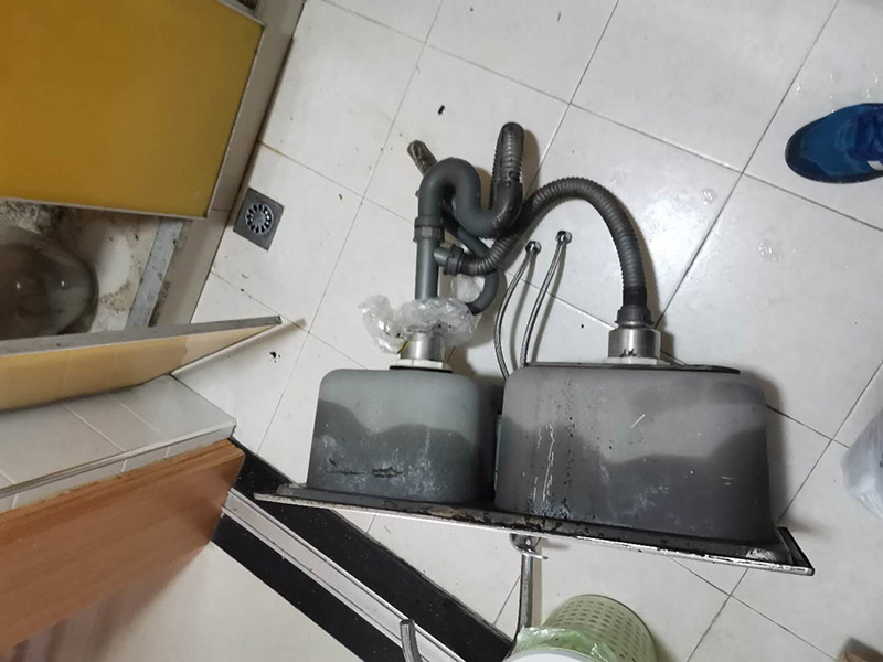 水槽下水管維修：首先，要檢查地板和屋頂是否有漏水的縫隙，廚衛(wèi)地面也要做蓄水相關(guān)的實(shí)驗(yàn)，確定不漏水之后，再檢查水管及配件是否有破損、是否牢固。安裝溢水孔的下水管。溢水孔是避免水槽向外溢水的保護(hù)孔，所以要注意其與槽體銜接處的密封性，確保溢水孔的下水管自身不漏水。安裝過濾籃的下水管。濾籃的下水管在安裝時(shí)，要注意下水管和槽體之間的銜接，切忌不牢固、密封不嚴(yán)。安裝整體的排水管。當(dāng)遇到兩個(gè)過濾籃的水槽，且兩個(gè)下水管之間的距離有近遠(yuǎn)，就需要對(duì)水管進(jìn)行切割作業(yè)，要十分留意的是每個(gè)接口的密封性。水槽放入臺(tái)面后，需要在槽體和臺(tái)面間安裝配套的掛片，將水槽安裝牢固，以避免那些細(xì)小的空隙導(dǎo)致槽體左右搖晃。進(jìn)行排水實(shí)驗(yàn)。等到基本安裝完成后，再將過濾籃也安裝好，就開始進(jìn)行排水實(shí)驗(yàn)。具體為先將水槽放滿水，測(cè)試兩個(gè)過濾籃下水及溢水孔下水的排水狀態(tài)，若發(fā)現(xiàn)有滲水現(xiàn)象，應(yīng)馬上返工。