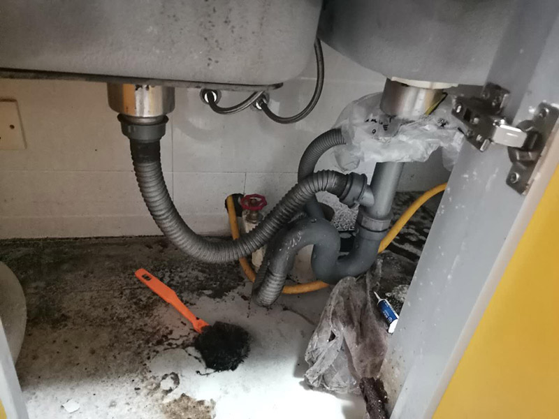 水槽下水管維修：首先，要檢查地板和屋頂是否有漏水的縫隙，廚衛(wèi)地面也要做蓄水相關(guān)的實(shí)驗(yàn)，確定不漏水之后，再檢查水管及配件是否有破損、是否牢固。安裝溢水孔的下水管。溢水孔是避免水槽向外溢水的保護(hù)孔，所以要注意其與槽體銜接處的密封性，確保溢水孔的下水管自身不漏水。安裝過濾籃的下水管。濾籃的下水管在安裝時(shí)，要注意下水管和槽體之間的銜接，切忌不牢固、密封不嚴(yán)。安裝整體的排水管。當(dāng)遇到兩個(gè)過濾籃的水槽，且兩個(gè)下水管之間的距離有近遠(yuǎn)，就需要對(duì)水管進(jìn)行切割作業(yè)，要十分留意的是每個(gè)接口的密封性。水槽放入臺(tái)面后，需要在槽體和臺(tái)面間安裝配套的掛片，將水槽安裝牢固，以避免那些細(xì)小的空隙導(dǎo)致槽體左右搖晃。進(jìn)行排水實(shí)驗(yàn)。等到基本安裝完成后，再將過濾籃也安裝好，就開始進(jìn)行排水實(shí)驗(yàn)。具體為先將水槽放滿水，測(cè)試兩個(gè)過濾籃下水及溢水孔下水的排水狀態(tài)，若發(fā)現(xiàn)有滲水現(xiàn)象，應(yīng)馬上返工。