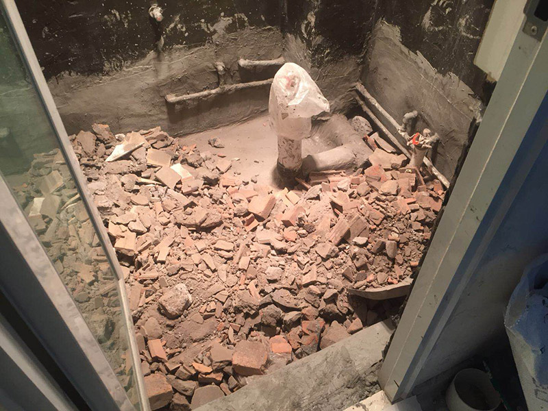 衛(wèi)生間防水施工：1、刷第一遍防水涂料，施工前確保工地干凈、干燥；2、刷第二遍防水涂料，干透后才能進(jìn)行第二遍；3、在防水涂料表面鋪上保護(hù)層，覆蓋防水層；4、閉水試驗(yàn)，水線不能低于2厘米；5、基層處理、清理，做找平層、二次蓄水試驗(yàn)。