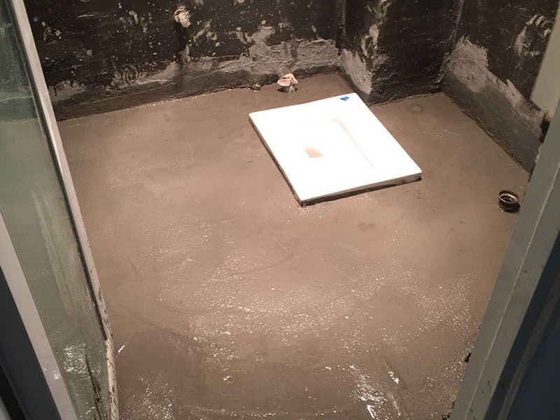 衛(wèi)生間防水施工：1、刷第一遍防水涂料，施工前確保工地干凈、干燥；2、刷第二遍防水涂料，干透后才能進(jìn)行第二遍；3、在防水涂料表面鋪上保護(hù)層，覆蓋防水層；4、閉水試驗(yàn)，水線不能低于2厘米；5、基層處理、清理，做找平層、二次蓄水試驗(yàn)。