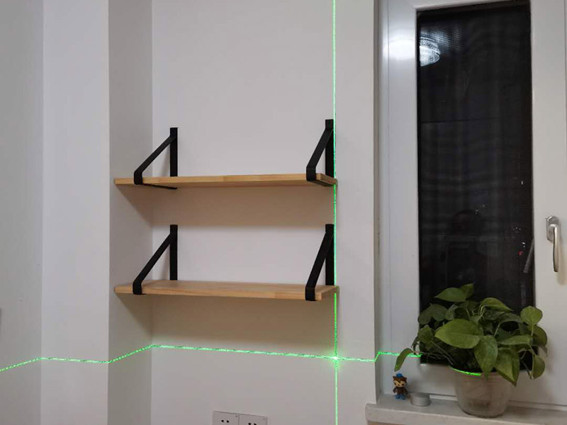 置物架安裝：測量拉線就是需要對安裝的高度、置物架的鉆孔位置進(jìn)行測量匹配。選定安裝位置后，用鉛筆做上記號；拉線做好標(biāo)記后，在安裝前用尺子檢查一下該平直的線是否平直;用沖擊鉆在標(biāo)記號的孔位鉆孔，孔的大小要略大于用于固定的螺栓的直徑。墻體是整個(gè)居室的支撐結(jié)構(gòu)，涉及到在墻面安裝，即使是很小的墻上置物架，也要考慮墻體條件。