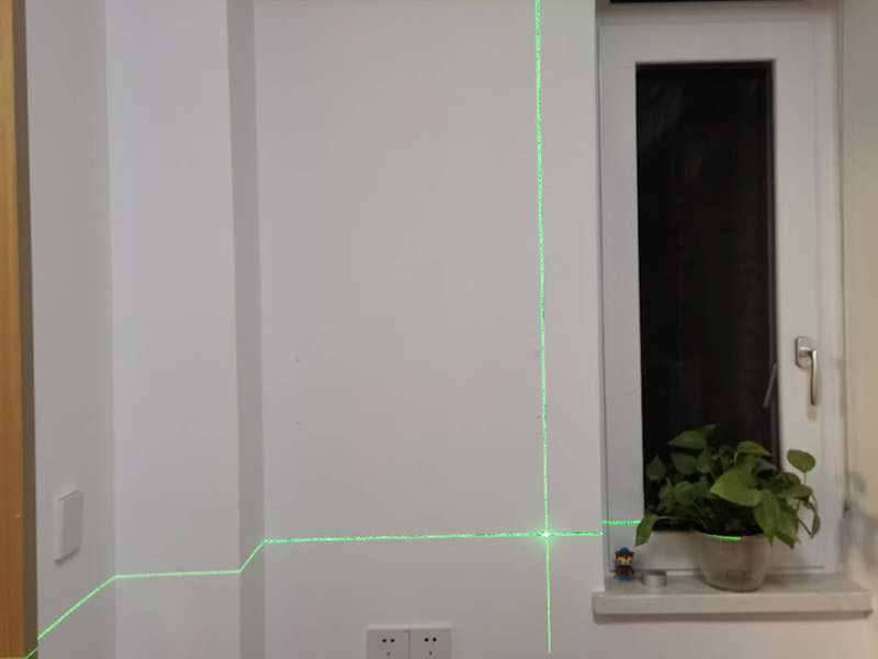 置物架安裝：測量拉線就是需要對安裝的高度、置物架的鉆孔位置進(jìn)行測量匹配。選定安裝位置后，用鉛筆做上記號；拉線做好標(biāo)記后，在安裝前用尺子檢查一下該平直的線是否平直;用沖擊鉆在標(biāo)記號的孔位鉆孔，孔的大小要略大于用于固定的螺栓的直徑。墻體是整個(gè)居室的支撐結(jié)構(gòu)，涉及到在墻面安裝，即使是很小的墻上置物架，也要考慮墻體條件。