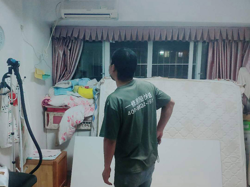 置物架安裝：測量拉線就是需要對安裝的高度、置物架的鉆孔位置進(jìn)行測量匹配。選定安裝位置后，用鉛筆做上記號；拉線做好標(biāo)記后，在安裝前用尺子檢查一下該平直的線是否平直;用沖擊鉆在標(biāo)記號的孔位鉆孔，孔的大小要略大于用于固定的螺栓的直徑。墻體是整個(gè)居室的支撐結(jié)構(gòu)，涉及到在墻面安裝，即使是很小的墻上置物架，也要考慮墻體條件。