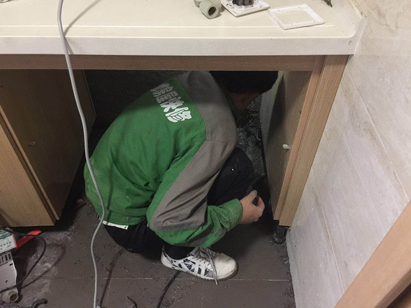 管道漏水維修：首先如果是暗管需要砸墻找到漏點源頭，將漏點擦干，用堵漏水泥涂在漏水處，用膠帶纏好，10分鐘后可以使用使用。 可以去買度一根PVC的水管來自己接，先把壞了的那根管知子割斷，把接口先套進管子的一端，使另外的一端的割斷位置正好與接口的另外的一個口子齊平，使它剛道好能夠弄直，然后把直接往這一端送，使兩端都有一定的交叉接著距離(長度)然后把它拆卸下來，用PVC膠水涂回抹在直接的兩端內(nèi)側(cè)答與兩個下水管的外側(cè)。