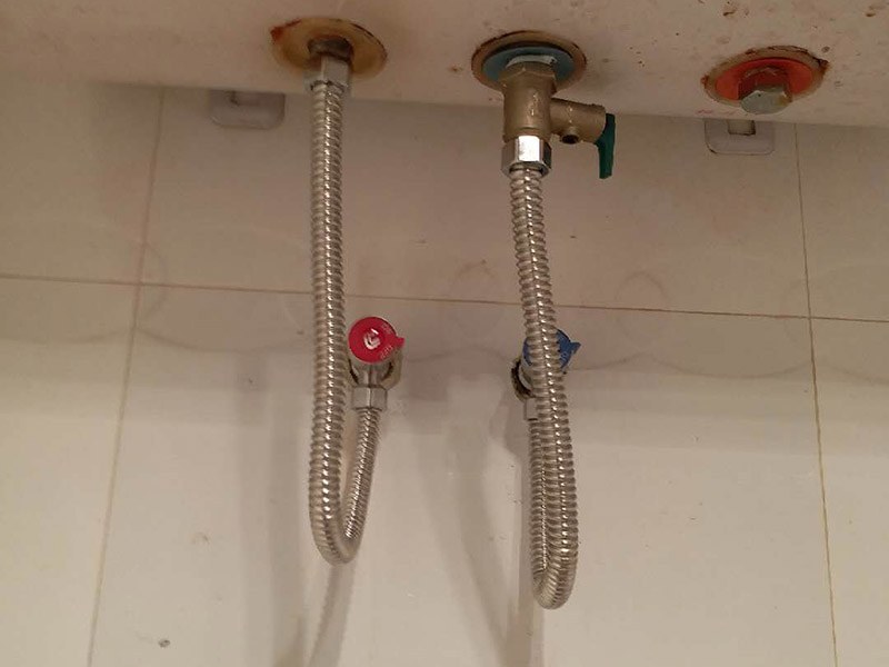 取斷絲安角閥：安裝前，應(yīng)將水管用水疏通一次，確認(rèn)水管內(nèi)無垃圾及殘?jiān)?，以免影響通水?2.注意纏繞方向，以角閥為例，角閥在擰進(jìn)墻里內(nèi)絲螺紋的時(shí)候，是向右順時(shí)針旋轉(zhuǎn)的，那我們?cè)诮情y上纏剩料帶的方向就是向左逆時(shí)針纏繞，這樣擰角閥的時(shí)候會(huì)越擰越緊，不會(huì)松脫。 3.纏的時(shí)候要拉緊生料帶，讓生料帶緊密貼附在螺紋上，盡量緊，不要纏松了，纏完要用手轉(zhuǎn)圈壓緊，也可以一邊壓緊一邊纏。 4.至于纏繞&ldquo;幾層&rdquo;沒有硬性規(guī)定，以能旋緊、不滲漏為準(zhǔn)，但根據(jù)經(jīng)驗(yàn)，通常需要纏繞十幾圈以上才能保證密封效果。 5.擰螺紋的時(shí)候不要往死里擰，由著點(diǎn)勁，并不一定非要擰到實(shí)在擰不動(dòng)才不漏，只要擰的時(shí)候手感能吃上勁就可以。