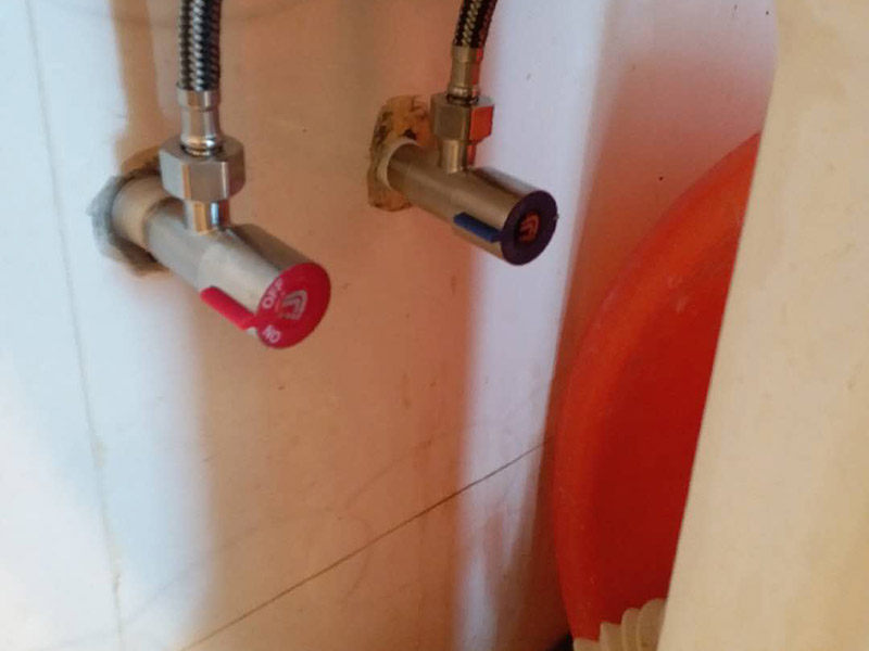 取斷絲安角閥：安裝前，應(yīng)將水管用水疏通一次，確認(rèn)水管內(nèi)無垃圾及殘?jiān)?，以免影響通水?2.注意纏繞方向，以角閥為例，角閥在擰進(jìn)墻里內(nèi)絲螺紋的時(shí)候，是向右順時(shí)針旋轉(zhuǎn)的，那我們?cè)诮情y上纏剩料帶的方向就是向左逆時(shí)針纏繞，這樣擰角閥的時(shí)候會(huì)越擰越緊，不會(huì)松脫。 3.纏的時(shí)候要拉緊生料帶，讓生料帶緊密貼附在螺紋上，盡量緊，不要纏松了，纏完要用手轉(zhuǎn)圈壓緊，也可以一邊壓緊一邊纏。 4.至于纏繞&ldquo;幾層&rdquo;沒有硬性規(guī)定，以能旋緊、不滲漏為準(zhǔn)，但根據(jù)經(jīng)驗(yàn)，通常需要纏繞十幾圈以上才能保證密封效果。 5.擰螺紋的時(shí)候不要往死里擰，由著點(diǎn)勁，并不一定非要擰到實(shí)在擰不動(dòng)才不漏，只要擰的時(shí)候手感能吃上勁就可以。