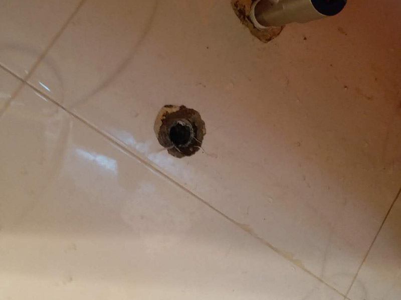 取斷絲安角閥：安裝前，應(yīng)將水管用水疏通一次，確認(rèn)水管內(nèi)無垃圾及殘?jiān)?，以免影響通水?2.注意纏繞方向，以角閥為例，角閥在擰進(jìn)墻里內(nèi)絲螺紋的時(shí)候，是向右順時(shí)針旋轉(zhuǎn)的，那我們?cè)诮情y上纏剩料帶的方向就是向左逆時(shí)針纏繞，這樣擰角閥的時(shí)候會(huì)越擰越緊，不會(huì)松脫。 3.纏的時(shí)候要拉緊生料帶，讓生料帶緊密貼附在螺紋上，盡量緊，不要纏松了，纏完要用手轉(zhuǎn)圈壓緊，也可以一邊壓緊一邊纏。 4.至于纏繞&ldquo;幾層&rdquo;沒有硬性規(guī)定，以能旋緊、不滲漏為準(zhǔn)，但根據(jù)經(jīng)驗(yàn)，通常需要纏繞十幾圈以上才能保證密封效果。 5.擰螺紋的時(shí)候不要往死里擰，由著點(diǎn)勁，并不一定非要擰到實(shí)在擰不動(dòng)才不漏，只要擰的時(shí)候手感能吃上勁就可以。