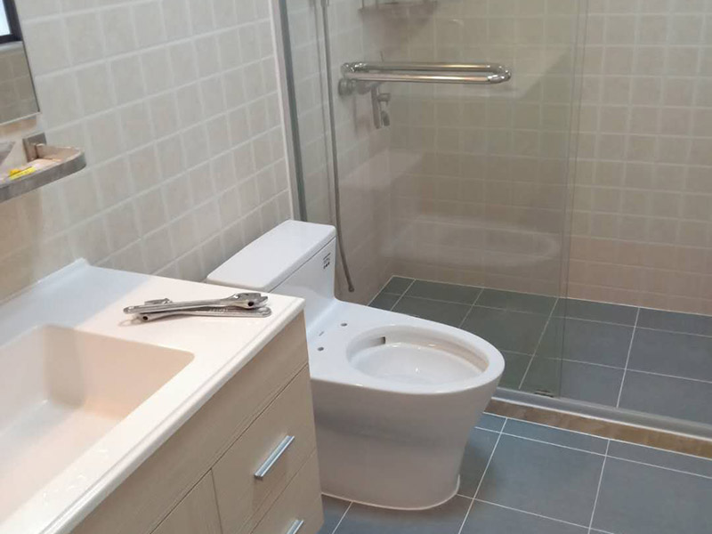 衛(wèi)生間重新做防水：我們?cè)谒⑼苛锨?，要保證衛(wèi)生間的干凈，干燥。防水涂料要刷全面，與基層結(jié)合牢固，不會(huì)出現(xiàn)氣泡，脫落等問(wèn)題。我們涂刷時(shí)，要由下至上，先墻后地涂刷。一般來(lái)說(shuō)，衛(wèi)生間的防水要做到180厘米，非淋浴墻面防水不能低于35厘米。小編建議防水統(tǒng)一做到180厘米。刷涂料不僅要注意高度，還有注意涂刷的厚度，國(guó)家規(guī)定防水涂料要涂到1.5毫米厚。防水涂料是要刷兩遍，第二遍涂料是要等第一遍涂料干透之后才能開始刷。