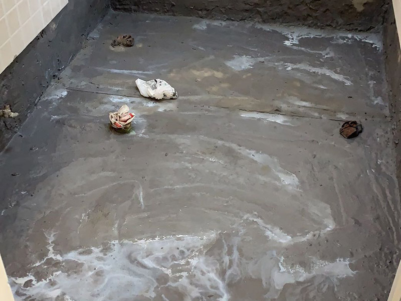 衛(wèi)生間重新做防水：我們?cè)谒⑼苛锨埃ＷC衛(wèi)生間的干凈，干燥。防水涂料要刷全面，與基層結(jié)合牢固，不會(huì)出現(xiàn)氣泡，脫落等問(wèn)題。我們涂刷時(shí)，要由下至上，先墻后地涂刷。一般來(lái)說(shuō)，衛(wèi)生間的防水要做到180厘米，非淋浴墻面防水不能低于35厘米。小編建議防水統(tǒng)一做到180厘米。刷涂料不僅要注意高度，還有注意涂刷的厚度，國(guó)家規(guī)定防水涂料要涂到1.5毫米厚。防水涂料是要刷兩遍，第二遍涂料是要等第一遍涂料干透之后才能開始刷。