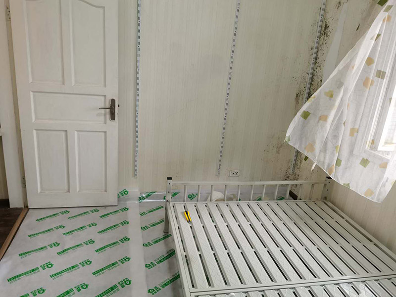 臥室墻面重新粉刷：整理墻面。用鏟刀鏟除墻面已松動的膩子層，無法用鏟刀鏟除的膩子層，用小錘子悄悄敲擊，如果沒有空鼓聲音，而且敲后仍不松動的可以保留原有的基層。清洗墻面外表的浮塵和油污等。用耐膩子對局部損壞部位進(jìn)行修補(bǔ)完好。涂刷底漆(糯米圖植物涂料直接上底料，不需要膩子層)，待膩子層干燥固化后，涂刷1-2遍底漆。涂刷面漆。待底漆徹底干燥后，涂刷兩遍面漆。涂料涂刷時不能過量兌水，尤其是深色彩的涂料，兌水過多也許致使浮色發(fā)花等不良現(xiàn)象。