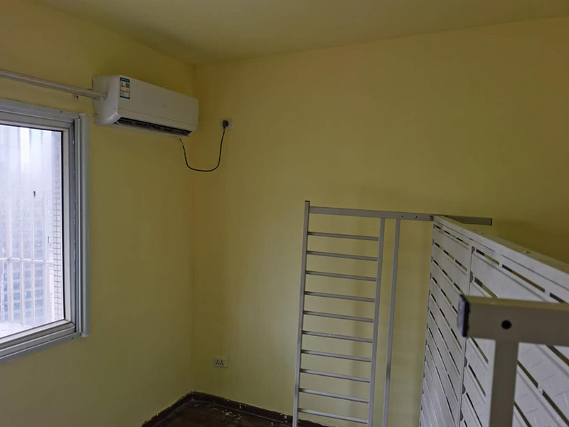 臥室墻面重新粉刷：整理墻面。用鏟刀鏟除墻面已松動的膩子層，無法用鏟刀鏟除的膩子層，用小錘子悄悄敲擊，如果沒有空鼓聲音，而且敲后仍不松動的可以保留原有的基層。清洗墻面外表的浮塵和油污等。用耐膩子對局部損壞部位進(jìn)行修補(bǔ)完好。涂刷底漆(糯米圖植物涂料直接上底料，不需要膩子層)，待膩子層干燥固化后，涂刷1-2遍底漆。涂刷面漆。待底漆徹底干燥后，涂刷兩遍面漆。涂料涂刷時不能過量兌水，尤其是深色彩的涂料，兌水過多也許致使浮色發(fā)花等不良現(xiàn)象。