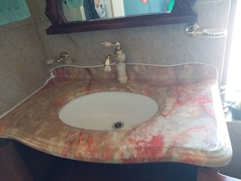 臺(tái)盆更換維修：1、出現(xiàn)水龍并沒(méi)有出水口漏水：當(dāng)水龍頭內(nèi)的軸心墊片磨損會(huì)出現(xiàn)這種情況。解決辦法：根據(jù)水龍頭的大小選擇對(duì)應(yīng)的鉗子將水龍頭壓蓋旋開(kāi)，并用夾 子取出磨損的軸心墊片，再換上新的輔以墊片即可解決該問(wèn)題。 2.水龍頭接管的接合處出現(xiàn)漏水：檢查下接管處的螺帽是否松掉。解決辦法，將螺帽擰緊或者換上新的U型密封墊. 3、龍頭拴下部縫隙漏水原因：那是因?yàn)閴荷w內(nèi)的三角密封墊磨損所引起。你可以將螺絲轉(zhuǎn)松取下拴頭，接著將壓蓋弄松取下，然后將壓蓋內(nèi)側(cè)三角密封 店取出，換上新的即可。