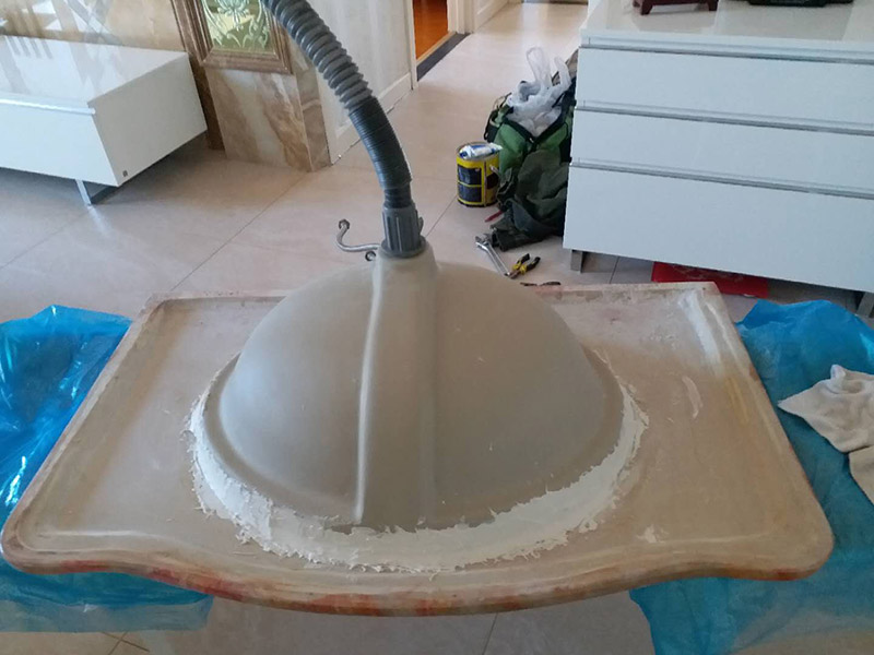 臺(tái)盆更換維修：1、出現(xiàn)水龍并沒(méi)有出水口漏水：當(dāng)水龍頭內(nèi)的軸心墊片磨損會(huì)出現(xiàn)這種情況。解決辦法：根據(jù)水龍頭的大小選擇對(duì)應(yīng)的鉗子將水龍頭壓蓋旋開(kāi)，并用夾 子取出磨損的軸心墊片，再換上新的輔以墊片即可解決該問(wèn)題。 2.水龍頭接管的接合處出現(xiàn)漏水：檢查下接管處的螺帽是否松掉。解決辦法，將螺帽擰緊或者換上新的U型密封墊. 3、龍頭拴下部縫隙漏水原因：那是因?yàn)閴荷w內(nèi)的三角密封墊磨損所引起。你可以將螺絲轉(zhuǎn)松取下拴頭，接著將壓蓋弄松取下，然后將壓蓋內(nèi)側(cè)三角密封 店取出，換上新的即可。