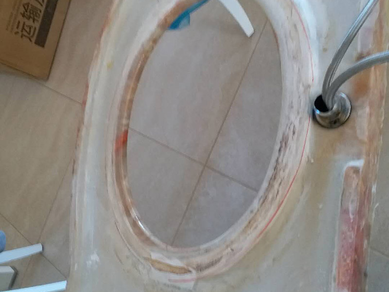 臺(tái)盆更換維修：1、出現(xiàn)水龍并沒(méi)有出水口漏水：當(dāng)水龍頭內(nèi)的軸心墊片磨損會(huì)出現(xiàn)這種情況。解決辦法：根據(jù)水龍頭的大小選擇對(duì)應(yīng)的鉗子將水龍頭壓蓋旋開(kāi)，并用夾 子取出磨損的軸心墊片，再換上新的輔以墊片即可解決該問(wèn)題。 2.水龍頭接管的接合處出現(xiàn)漏水：檢查下接管處的螺帽是否松掉。解決辦法，將螺帽擰緊或者換上新的U型密封墊. 3、龍頭拴下部縫隙漏水原因：那是因?yàn)閴荷w內(nèi)的三角密封墊磨損所引起。你可以將螺絲轉(zhuǎn)松取下拴頭，接著將壓蓋弄松取下，然后將壓蓋內(nèi)側(cè)三角密封 店取出，換上新的即可。