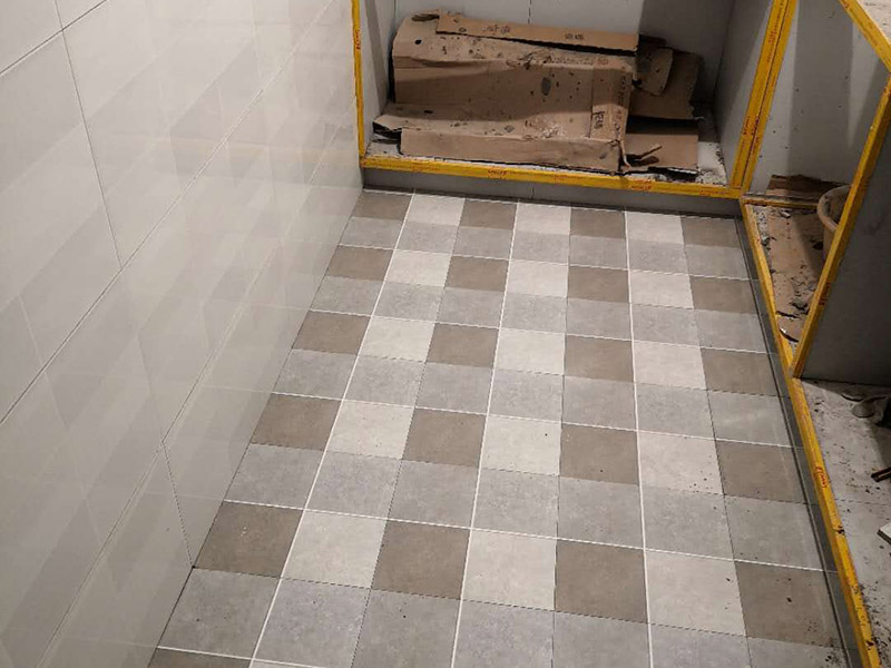 廚房地面地磚安裝：一般地磚有干鋪和濕鋪兩種,一般是鋪的優(yōu)點是單核的比知較結(jié)實一些缺點就是大塊的地磚容易切工不容易找平道兒干鋪的就比較容易找平了也不容易貼空，但是干鋪版的強度沒有濕鋪的好一些，所以一般情況下選擇是濕鋪是比較好的一種鋪地磚權(quán)的方法。