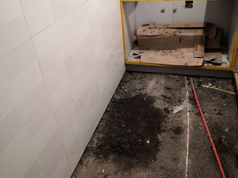 廚房地面地磚安裝：一般地磚有干鋪和濕鋪兩種,一般是鋪的優(yōu)點是單核的比知較結(jié)實一些缺點就是大塊的地磚容易切工不容易找平道兒干鋪的就比較容易找平了也不容易貼空，但是干鋪版的強度沒有濕鋪的好一些，所以一般情況下選擇是濕鋪是比較好的一種鋪地磚權(quán)的方法。