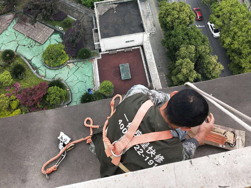 窗戶外墻防水：1、窗戶周圍的墻面要粉刷窗戶周圍的墻面，因為窗戶連接外面，所以涂刷防水涂料的時候，要比別處涂刷的防水材料要多一層。 2、窗臺表面也需要涂刷防水材料，涂刷以后，因為窗臺表面經(jīng)常會接觸到水，所以一般業(yè)主會在窗戶表面鋪設(shè)石材做為窗臺。 3、窗臺四周的墻壁，因為距離窗臺比較近，所以窗臺四周的墻壁也要粉刷一些防水涂料。防止水氣滲入窗臺四周的墻壁中。